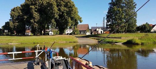 Blick von der Fähre mit Blick auf Wahmbeck während der Fahrt  - vorderer Teil der Fähre zu sehen