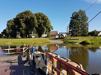 Fähre mit Blick auf Wahmbeck Blick von der Fähre mit Blick auf Wahmbeck während der Fahrt - vorderer Teil der Fähre zu sehen