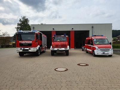 Fahrzeugbestand Ortswehr Bodenfelde Das HLF 20, der Unimog sowie MTW vor dem Feuerwehrgerätehaus Bodenfelde © Flecken Bodenfelde